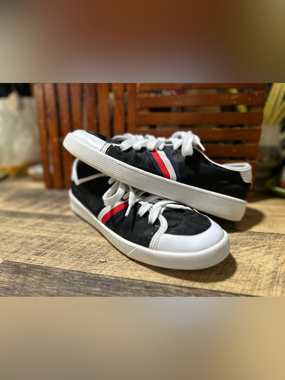 Tommy Hilfiger Black White Lace Up Sneakers Womenโs Size 9